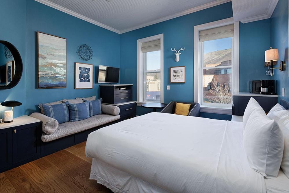 Independence Square 205, Stylish Hotel Room with AC, Great Location in Aspen — 2