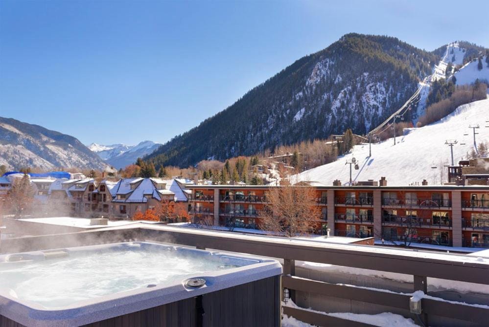 Independence Square 205, Stylish Hotel Room with AC, Great Location in Aspen — 5