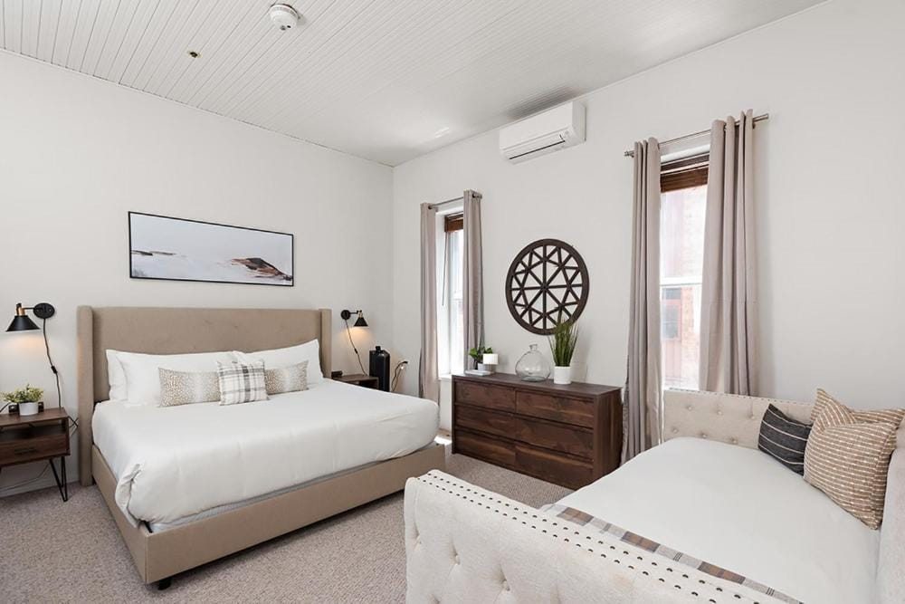 Independence Square 211, Chic Hotel Room with Mountain Views, A/C, & Rooftop Hot Tub
