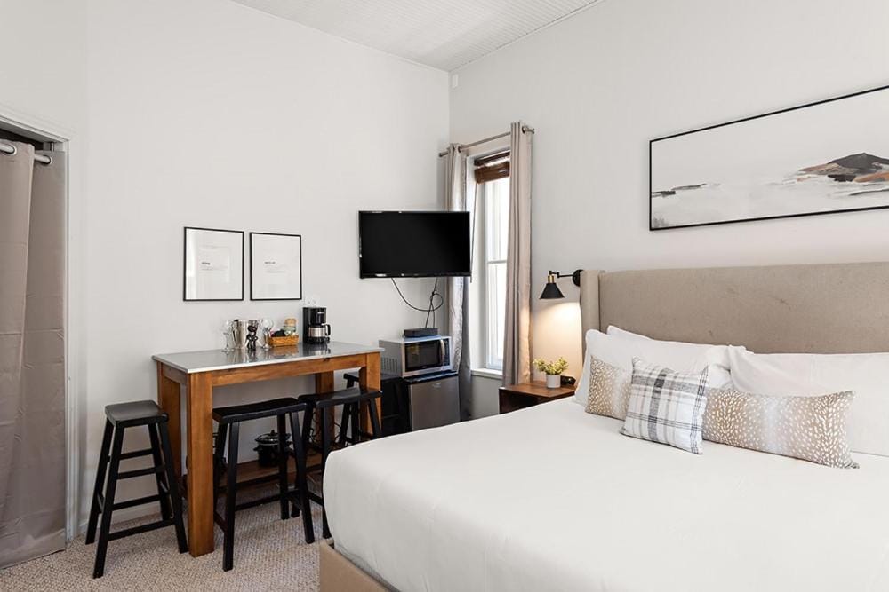 Independence Square 211, Chic Hotel Room with Mountain Views, A/C, & Rooftop Hot Tub — 2
