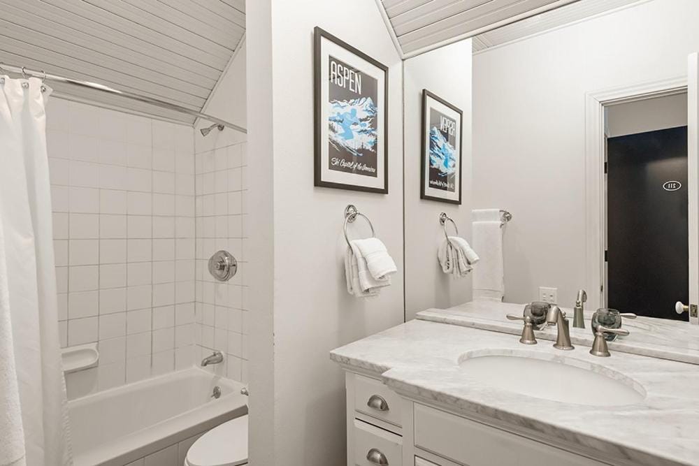 Independence Square 211, Chic Hotel Room with Mountain Views, A/C, & Rooftop Hot Tub — 3