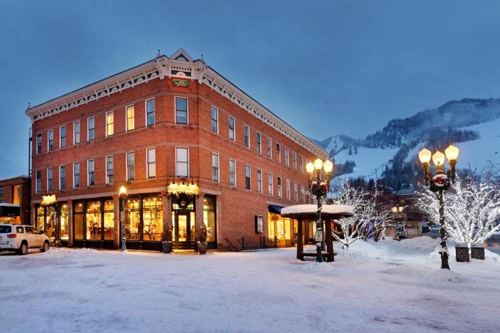 Independence Square 211, Chic Hotel Room with Mountain Views, A/C, & Rooftop Hot Tub — 5