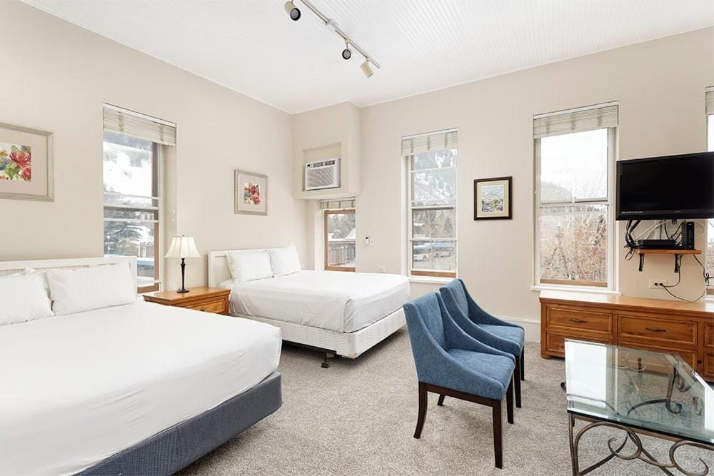 Independence Square 213, Spacious Hotel Room with 2 Queen Beds, Wet Bar, and Sitting Area — 2