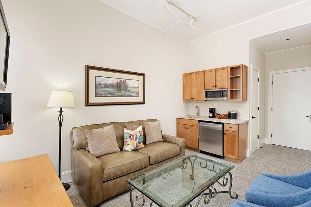 Independence Square 213, Spacious Hotel Room with 2 Queen Beds, Wet Bar, and Sitting Area — 4