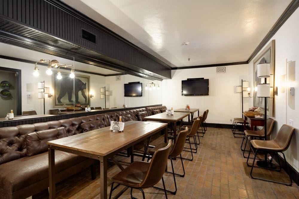 Independence Square 213, Spacious Hotel Room with 2 Queen Beds, Wet Bar, and Sitting Area — 5
