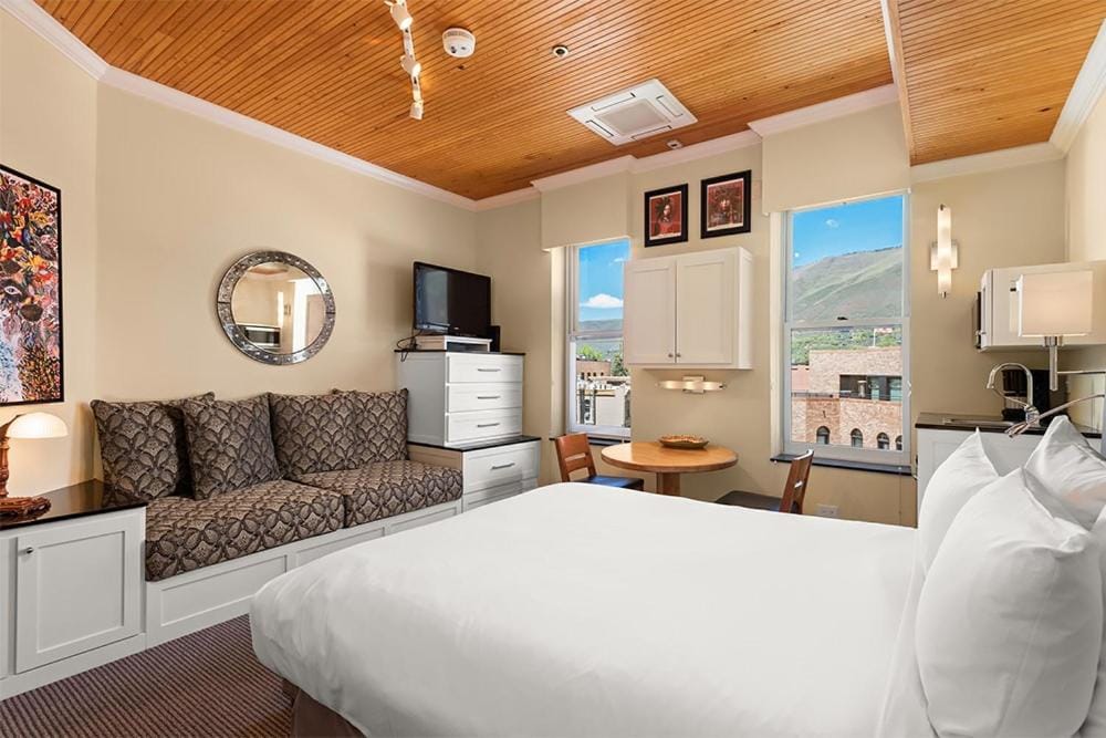 Independence Square 305, Remodeled, 3rd Floor Hotel Room in Aspen's Best Location — 2