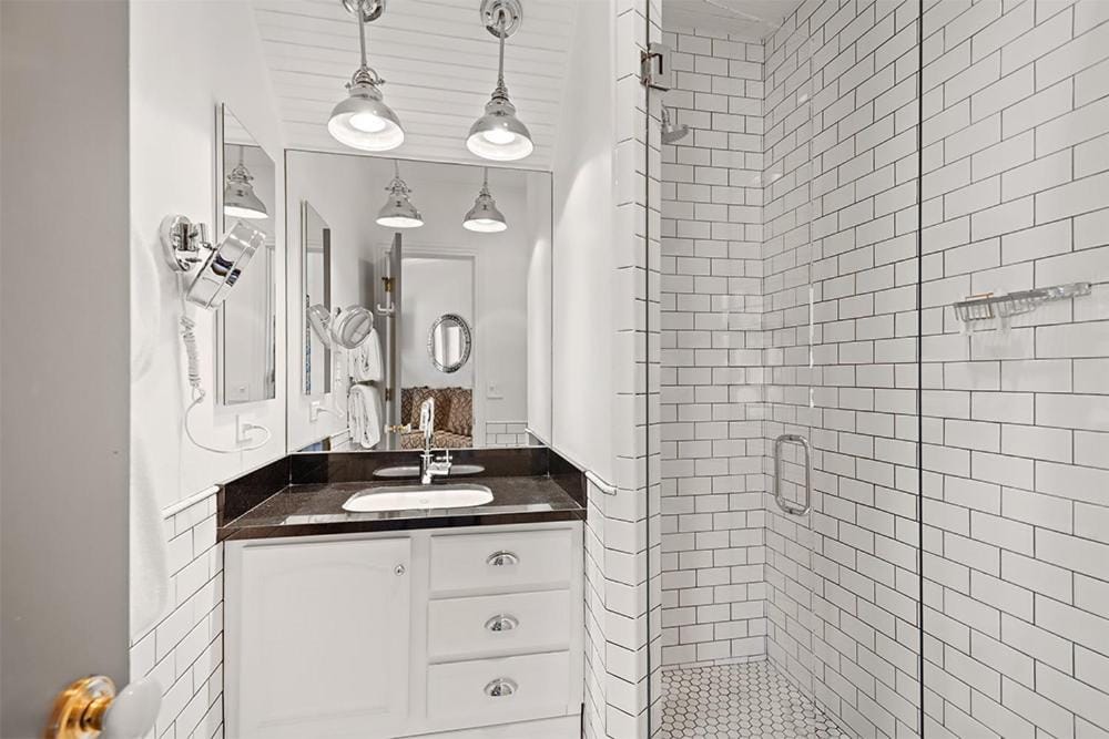 Independence Square 305, Remodeled, 3rd Floor Hotel Room in Aspen's Best Location — 3