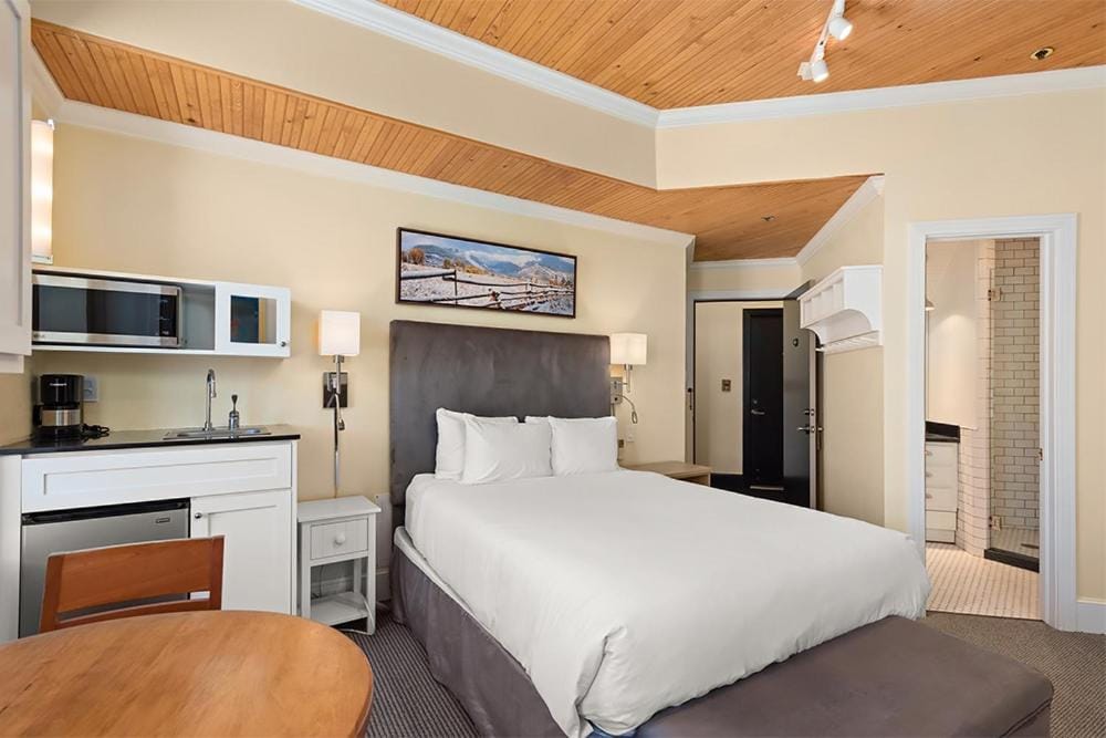 Independence Square 305, Remodeled, 3rd Floor Hotel Room in Aspen's Best Location — 4