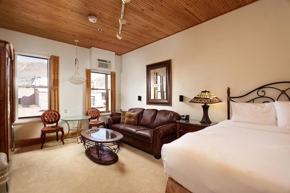 Independence Square Unit 306, Hotel Room with Large Sitting Area & Wet Bar