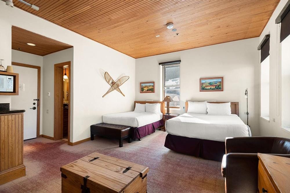 Independence Square Unit 313, Downtown Hotel Room in Aspen with Rooftop Hot Tub