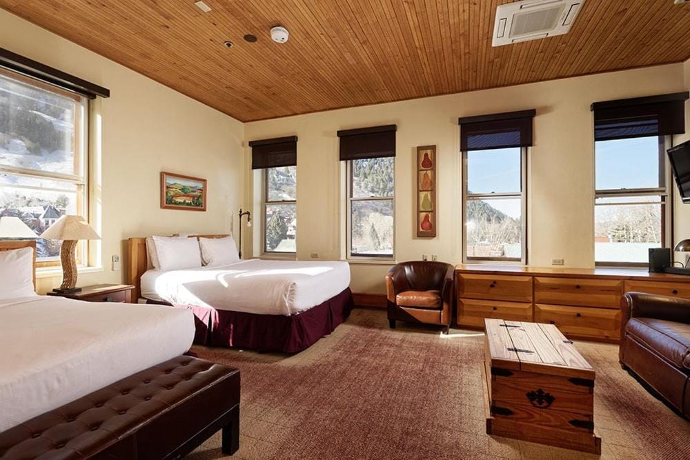 Independence Square Unit 313, Downtown Hotel Room in Aspen with Rooftop Hot Tub — 2