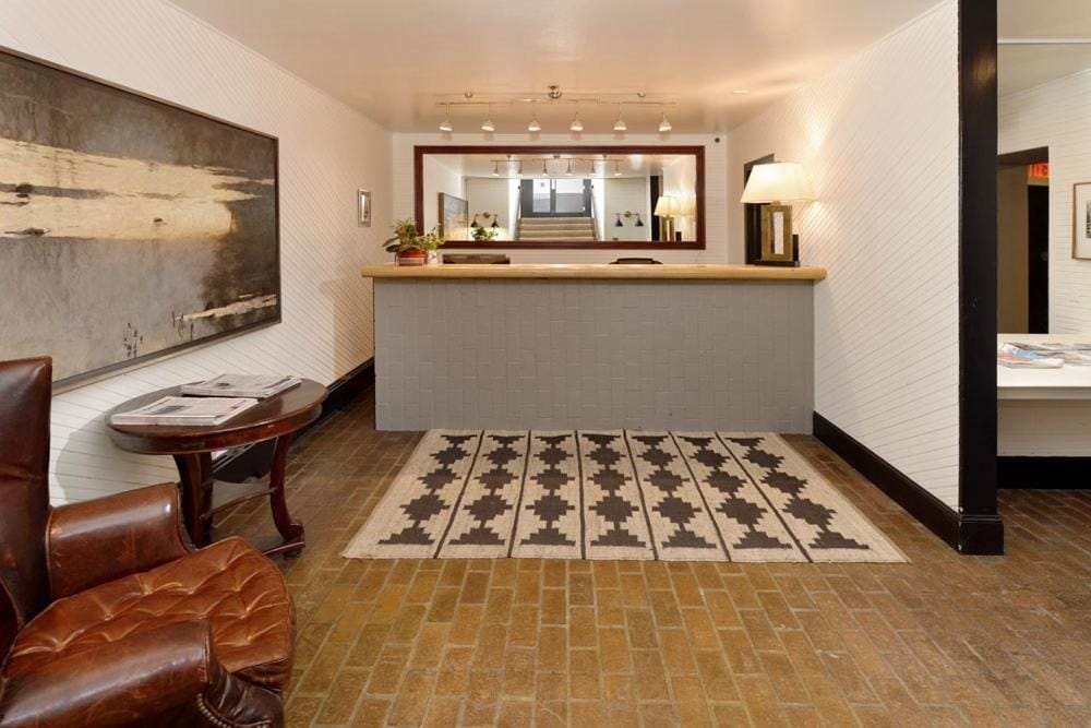 Independence Square Unit 313, Downtown Hotel Room in Aspen with Rooftop Hot Tub — 3