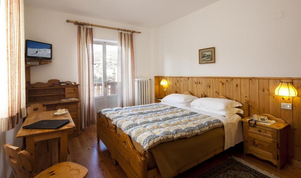 Hotel Bellaria - Cortina d'Ampezzo - parking — 2