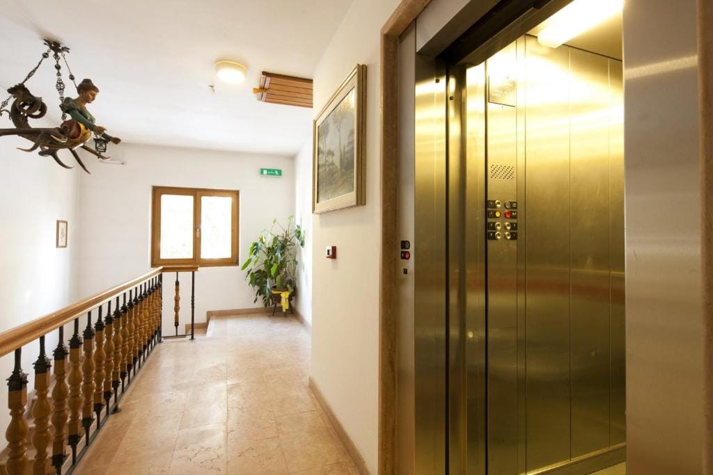 Hotel Bellaria - Cortina d'Ampezzo - parking — 5