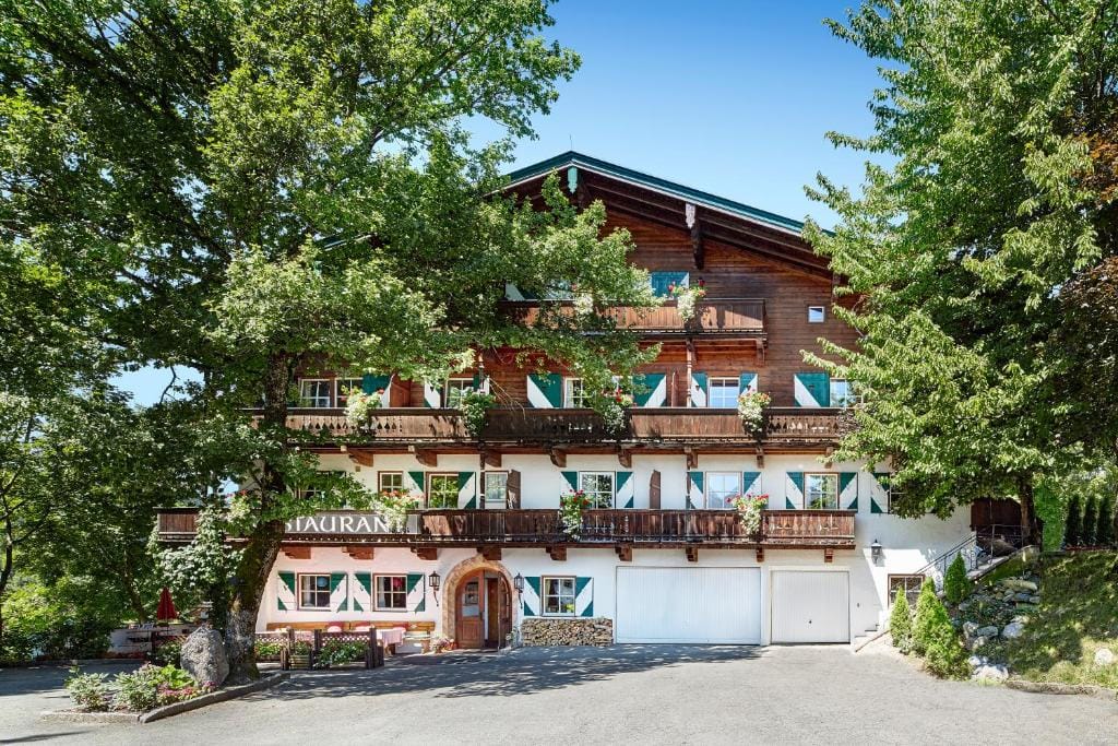 Landsitz Römerhof - Hotel Apartments — 1