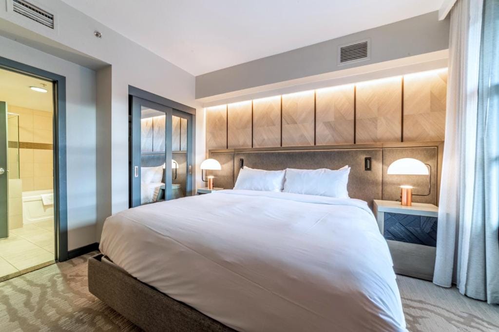 Luxury 2 Bedroom Penthouse with Stunning Views! — 2