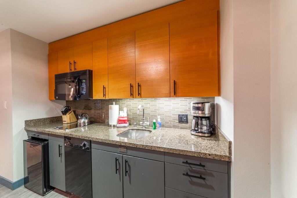 Luxury 2 Bedroom Penthouse with Stunning Views! — 4