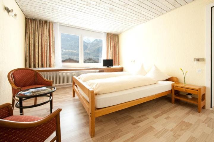 Hotel Sherlock Holmes "nur 200 m zur Gondelbahn Hasliberg" — 2