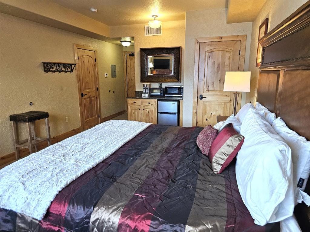 Ski-in, Ski-out, Canyons, Silverado, King, Hot tub, Free Coffee Bar — 3
