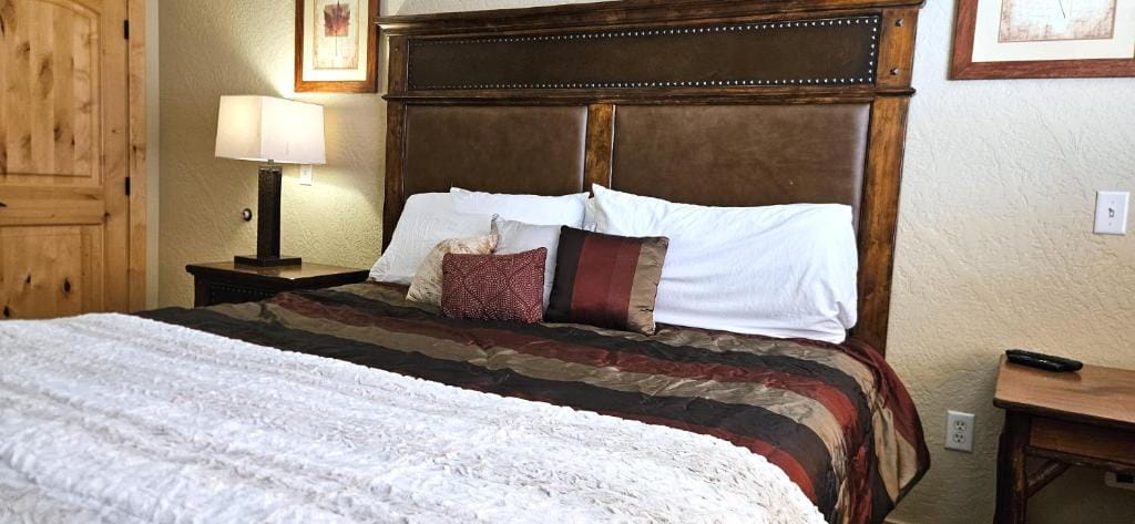Ski-in, Ski-out, Canyons, Silverado, King, Hot tub, Free Coffee Bar — 4