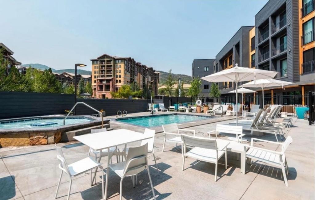 Slope Side Studio In The Heart of Canyons Village with Heated Pool & Hot Tub! — 4