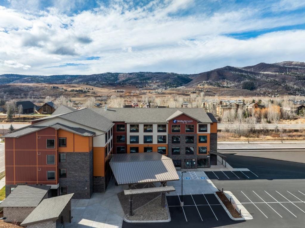 Holiday Inn Express & Suites Steamboat Springs by IHG — 4