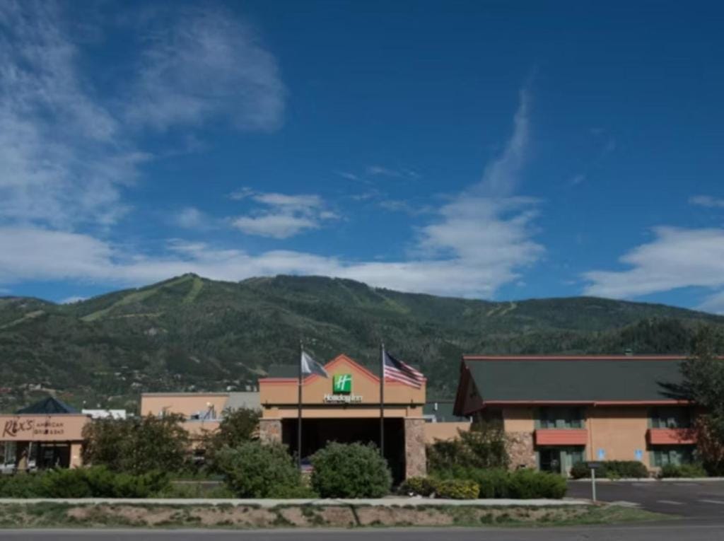 Holiday Inn Express & Suites Steamboat Springs by IHG — 5