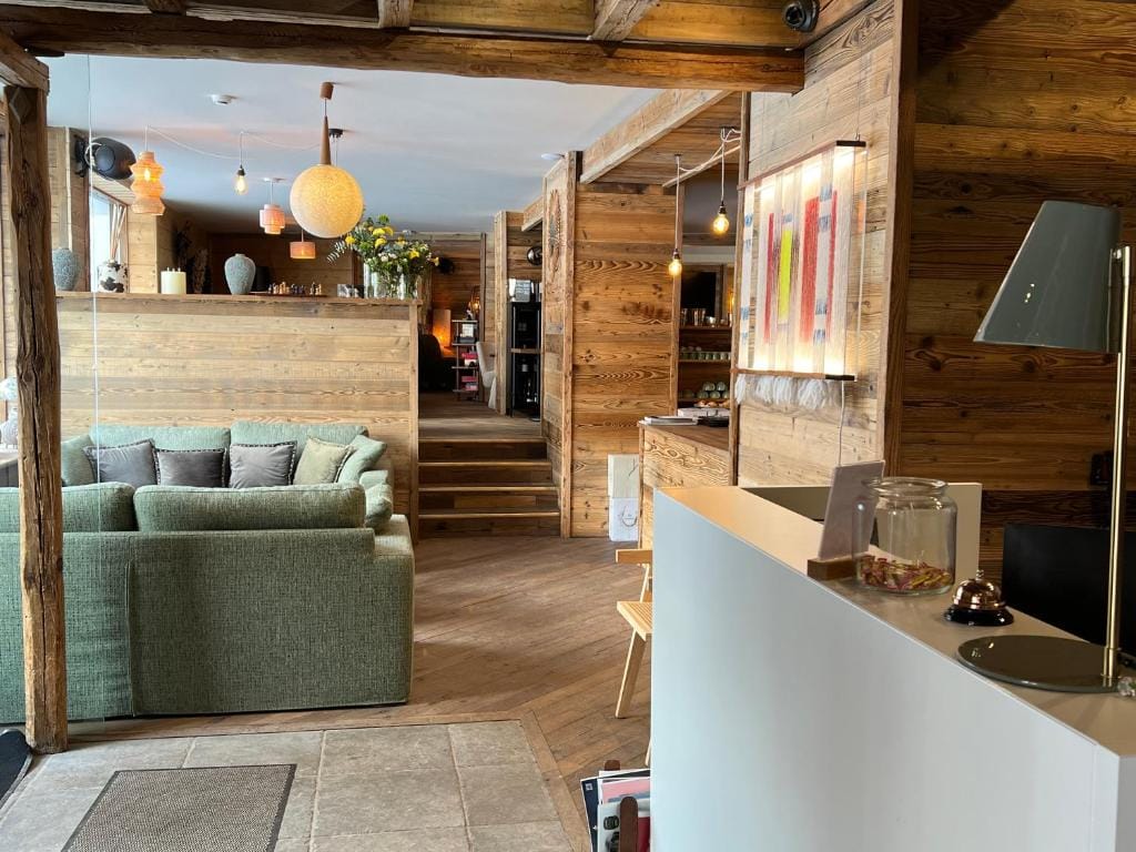 Everest Hotel — 2
