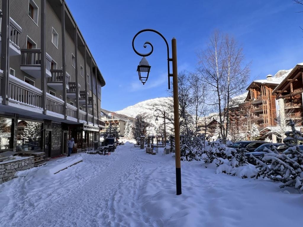 Everest Hotel — 3