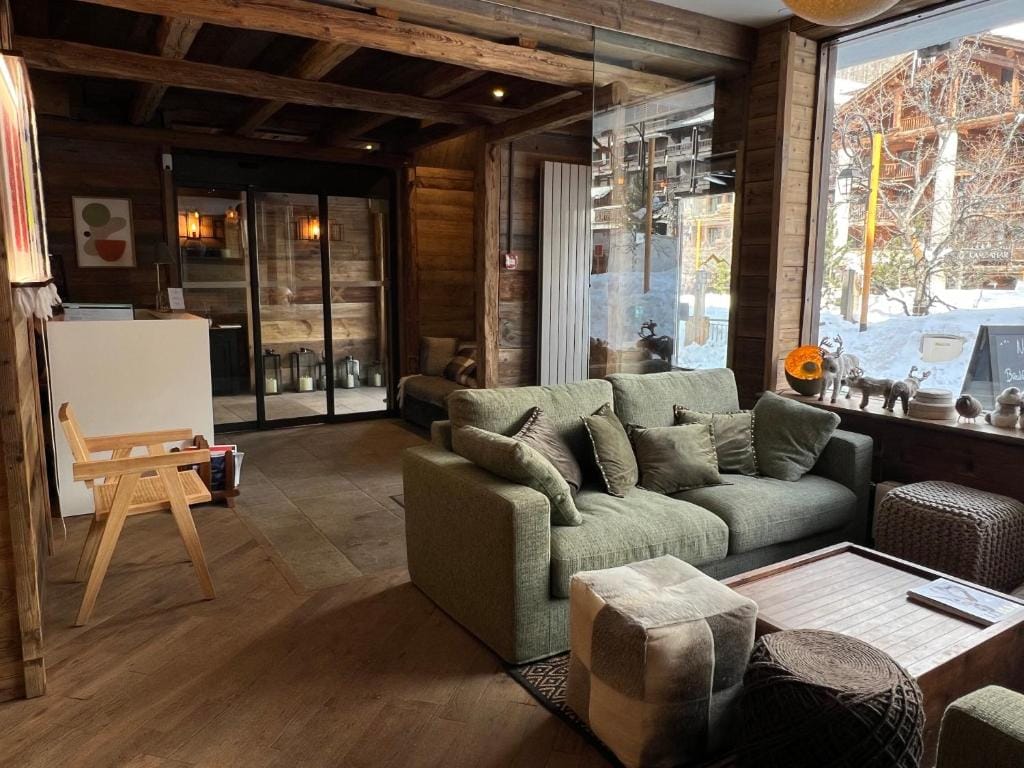 Everest Hotel — 4