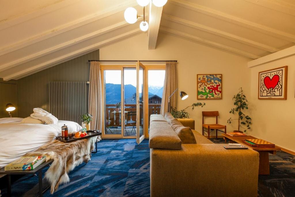 Shed HOTEL — 2