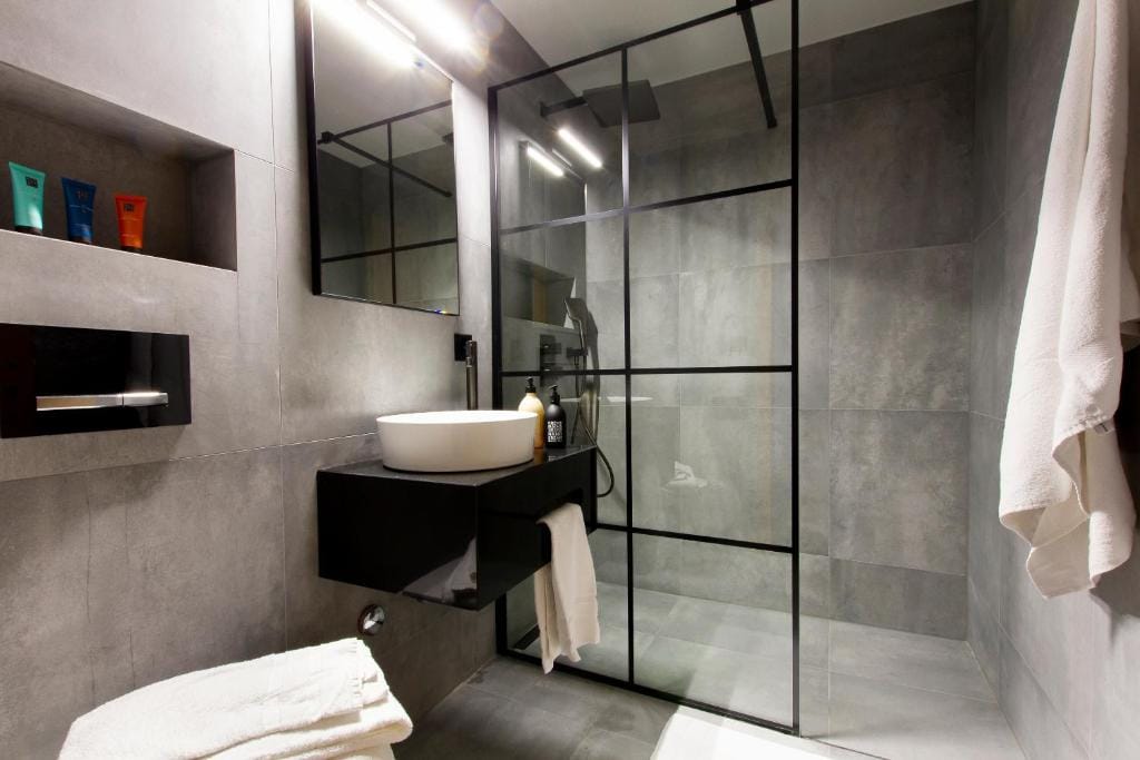 Shed HOTEL — 3