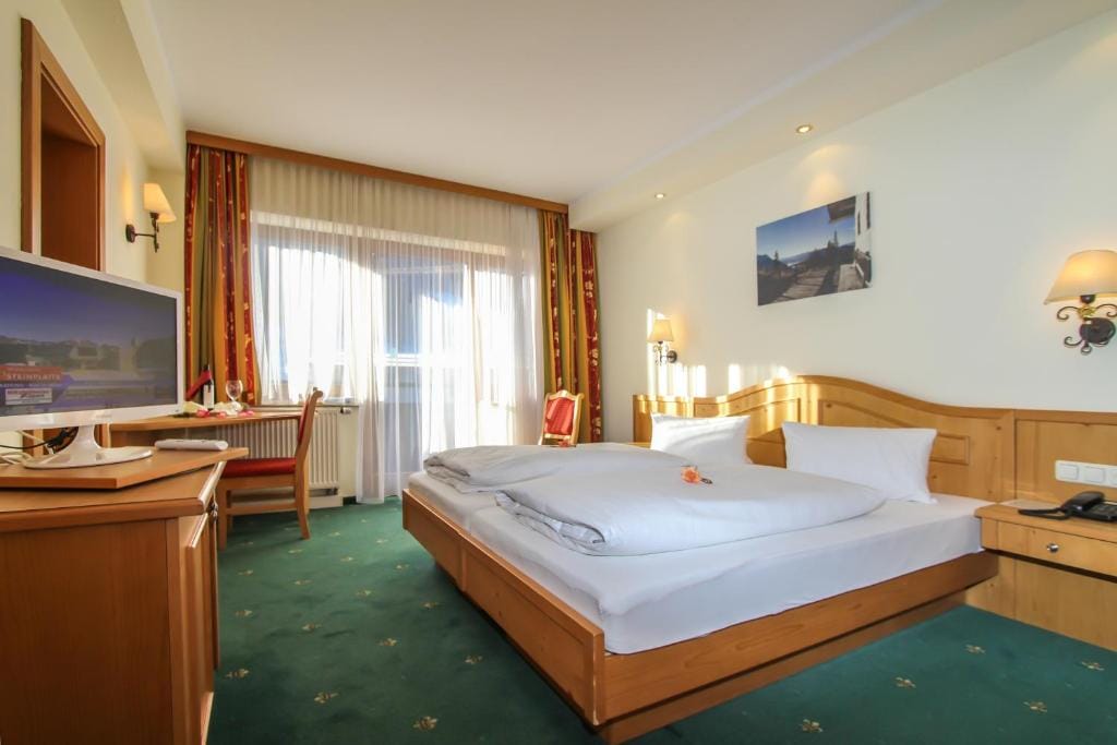 Hotel Tiroler Adler - bed and breakfast — 2