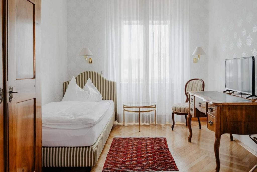 Hotel Hammer — 2