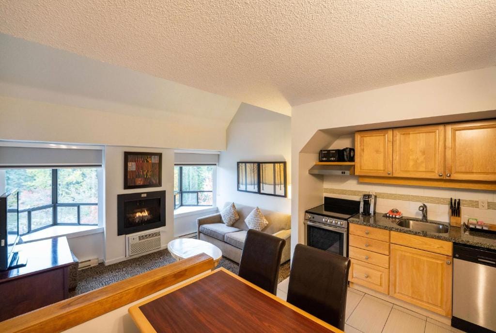 Mountain Side Hotel Whistler by Executive — 5