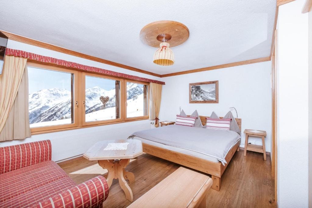 Alpenhotel zur Wildi Lauchernalp — 3